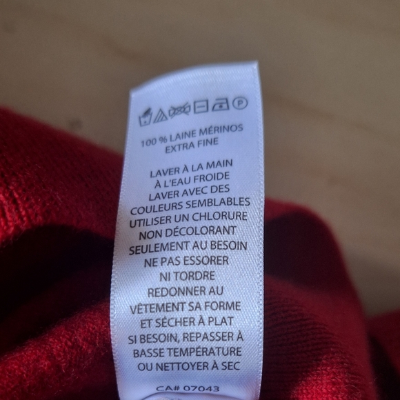 Sleeveless cherry red merino wool turtleneck - Picture 9 of 9